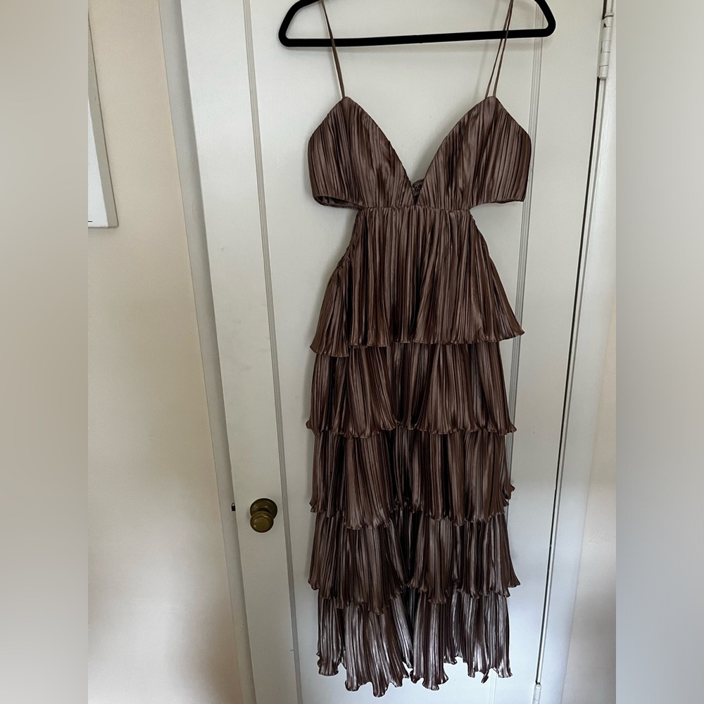 BHLDN BY CARLY CUSHNIE BRENNA TIERED PLEATED V-NECK CUTOUT MIDI DRESS BRONZE